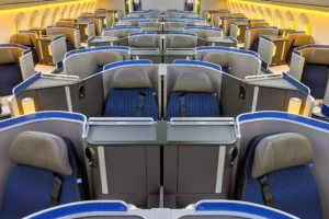 Cabina Polaris Business Class de United Airlines en el Boeing 787-10 con asientos cama y acceso directo al pasillo.