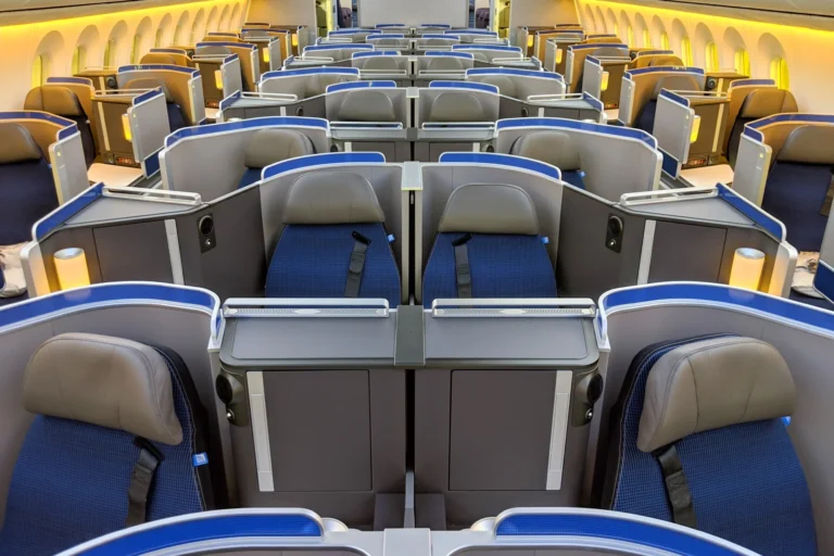 Cabina Polaris Business Class de United Airlines en el Boeing 787-10 con asientos cama y acceso directo al pasillo.