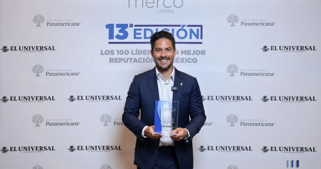 Víctor González Herrera recibe premio como Líder Empresarial de 2025.