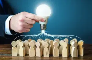 Ejecutivo demostrando adaptabilidad en liderazgo durante entrevista para puesto senior en entorno corporativo moderno