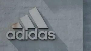 Adidas reporta ganancias 75% mayores y ventas récord en 2025 impulsadas por crecimiento global