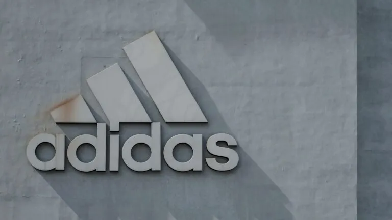 Adidas reporta ganancias 75% mayores y ventas récord en 2025 impulsadas por crecimiento global