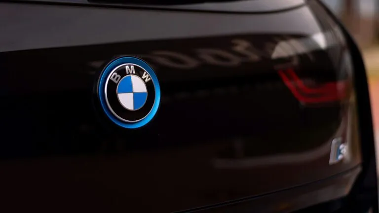 BMW ordena retiro de 337 mil vehículos por riesgo potencial de incendio según KBA en Alemania