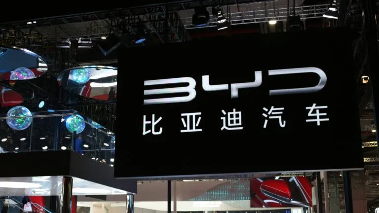 BYD desarrolla una nueva batería para vehículos eléctricos capaz de cargar en aproximadamente cinco minutos mediante tecnología de carga ultrarrápida.