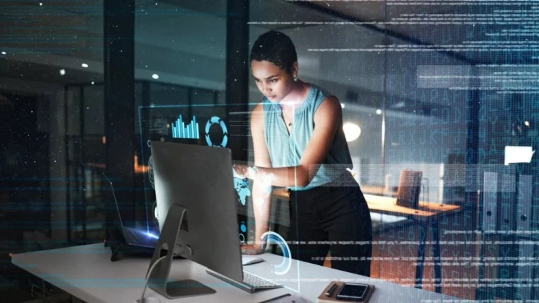 Ejecutiva tecnológica trabajando en oficina moderna representando la reinvención profesional tras una carrera deportiva.