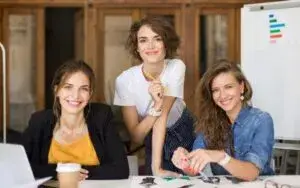 Emprendedores jóvenes en México desarrollando startups innovadoras y sostenibles con impacto en sectores clave del país