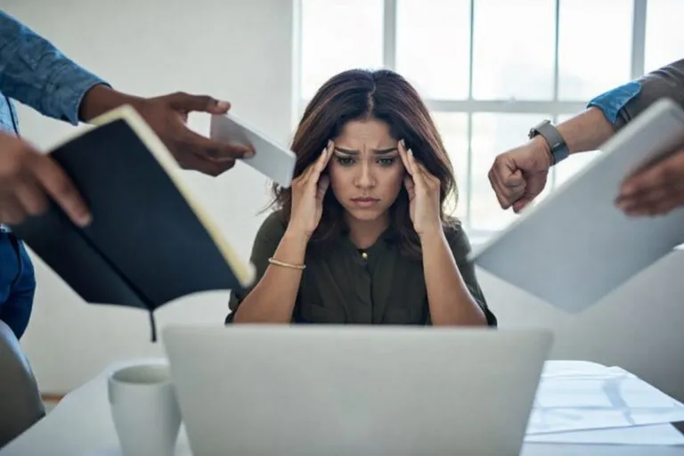 Agresión laboral en Perú genera sanciones legales y despidos inmediatos en oficinas corporativas