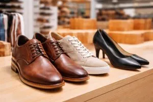 Pares de calzado mexicano listo para distribución por Coppel fortaleciendo la industria nacional