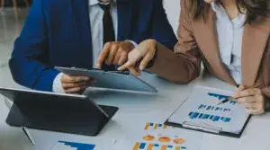 Equipos corporativos reflejando gestión empresarial con liderazgo, comunicación interna y análisis de brechas salariales en entorno moderno