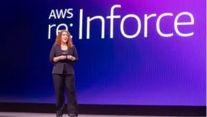 Especialistas participando en conferencia sobre seguridad y defensa representando el evento INFORCE.