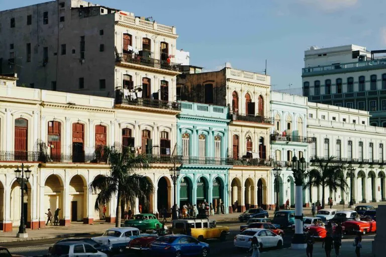 Representación de inversión extranjera en Cuba con empresarios y capital de exiliados participando en negocios estratégicos