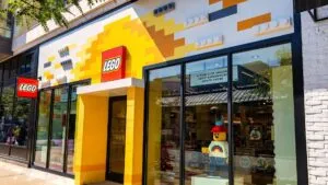 Lego reporta ventas y beneficios récord en 2025 impulsados por crecimiento global e innovación en la industria del juguete.