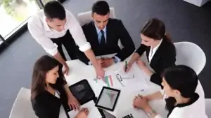 Ejecutivos aplicando liderazgo estratégico al cuestionar decisiones y fortalecer cultura organizacional en empresas moderna