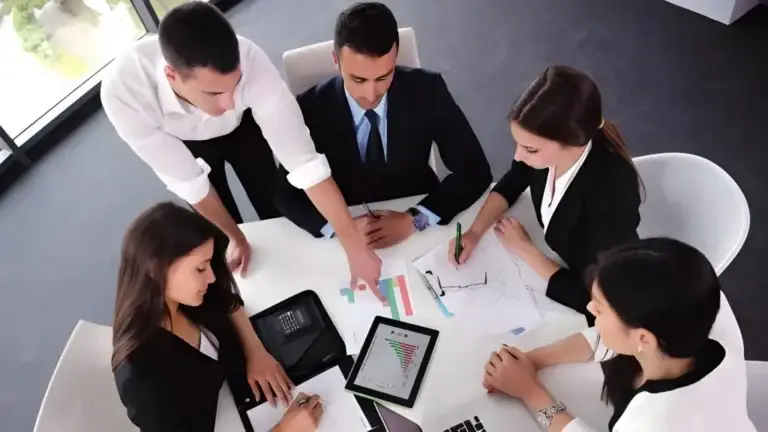 Ejecutivos aplicando liderazgo estratégico al cuestionar decisiones y fortalecer cultura organizacional en empresas moderna