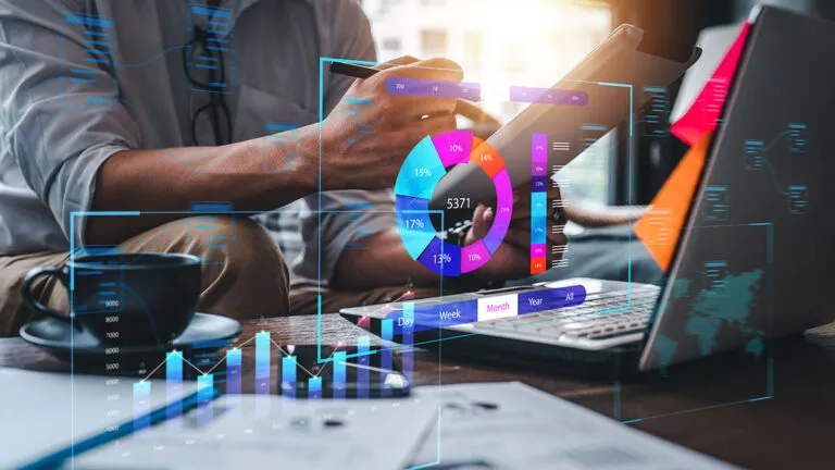 Profesionales jóvenes utilizando laptops y herramientas digitales que representan millennials tech-savvy y transformación del trabajo empresarial.