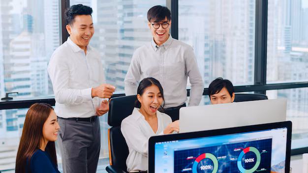 Ejecutivos analizan estrategias de sostenibilidad y negocios responsables en Asia dentro de un entorno corporativo internacional