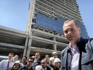 El presidente de Grupo Vazol, Olegario Vázquez Aldir, invirtió en el desarrollo de un nuevo centro hospitalario Angeles Health System.