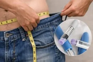 Profesional revisando planes de salud empresarial ante aumento de costos médicos por fármacos contra la obesidad y diabetes