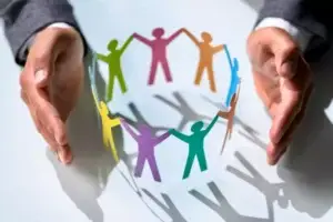 Equipos diversos participando en programas DEI en empresas abiertos a todos, fortaleciendo cultura organizacional inclusiva