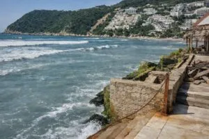 Restaurantes Playa Revolcadero en Acapulco reactivan operaciones y fortalecen empleo y turismo tras reconstrucción.