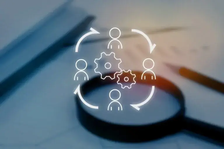 Rotación laboral en servicios analizada con datos y equipos operativos organizando horarios en entorno corporativo moderno