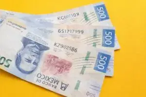 trabajadores recibiendo pago de utilidades México 2026 en entorno corporativo formal conforme a la ley laboral