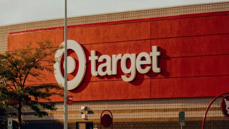 Target supera previsiones de ganancias pese a caída en ventas y prepara nuevas inversiones
