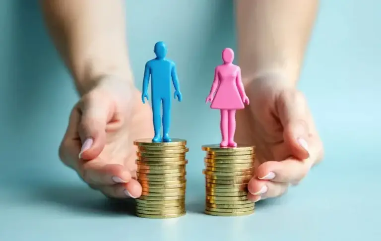 Transparencia salarial en empresas con ejecutivos analizando rangos de sueldo y su impacto en talento femenino y diversidad laboral