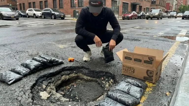 vecinos aplicando material de bacheo ciudadano en una calle urbana con apoyo del programa URBANOS