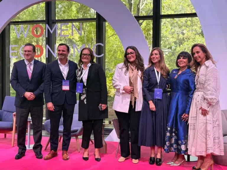 Banco Azteca presenta en WEF 2026 modelo de banca integral para mujeres empresarias
