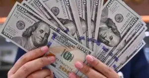 Representación del dólar barato en México frente al aumento de precios e inflación en la economía cotidiana