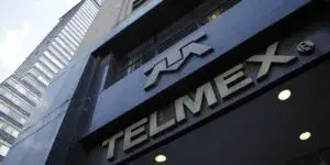 El mercado de telefonía fija en México cae ante el avance digital, mientras Telmex compensa pérdidas con servicios de internet. (