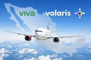 Aviones de Viva y Volaris en aeropuerto mexicano reflejan impacto en vuelos baratos y competencia aérea