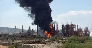 Incendio en refinería de Pemex genera presión en el mercado petrolero en México y afecta suministro de combustibles