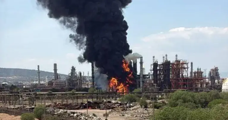 Incendio en refinería de Pemex genera presión en el mercado petrolero en México y afecta suministro de combustibles