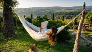 Ivonne Mancera concepto de paz mental mujer relajándose en hamaca en entorno natural mientras lee, representando equilibrio emocional y productividad consciente