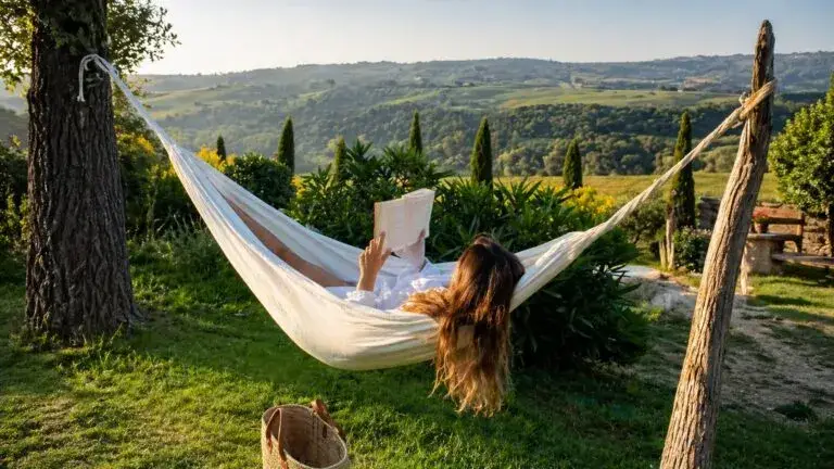 Ivonne Mancera concepto de paz mental mujer relajándose en hamaca en entorno natural mientras lee, representando equilibrio emocional y productividad consciente
