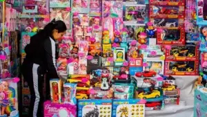 mercado de juguetes México con familias comprando regalos por Día del Niño en tiendas y ecommerce
