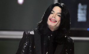 Representación del legado de Michael Jackson en música y cultura pop con escenarios y público global
