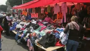Pacas de ropa en México exhibidas en tianguis y bazares reflejando el crecimiento del mercado de segunda mano