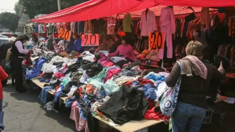 Pacas de ropa en México exhibidas en tianguis y bazares reflejando el crecimiento del mercado de segunda mano