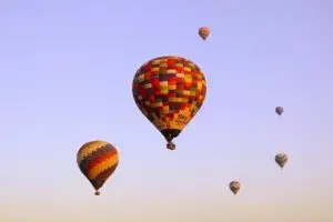 globos aerostáticos en Teotihuacán durante operativo por irregularidades en seguridad y permisos turísticos