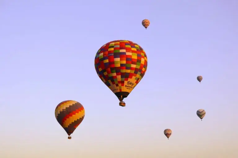 globos aerostáticos en Teotihuacán durante operativo por irregularidades en seguridad y permisos turísticos