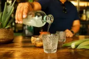Mezcal de Aguascalientes con productores y botellas artesanales durante estrategia comercial en México