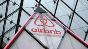 Airbnb inteligencia artificial programación automatización atención cliente tecnología digital