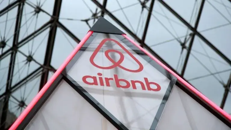 Airbnb inteligencia artificial programación automatización atención cliente tecnología digital