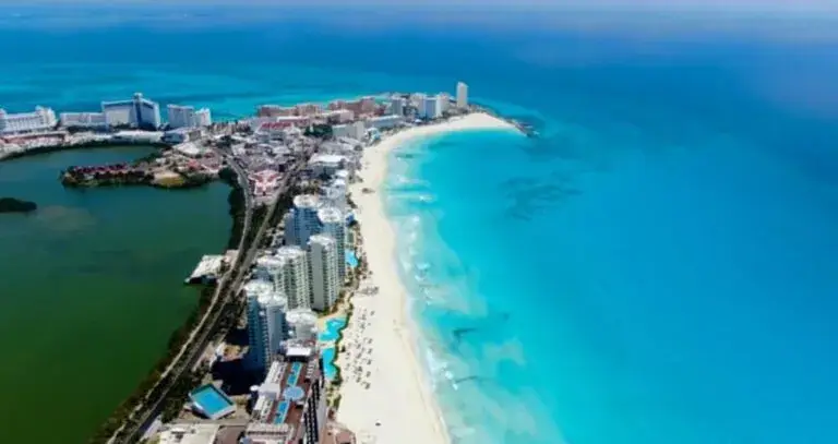Playas de Cancún relacionadas con turismo internacional, hoteles de lujo y crecimiento económico en Quintana Roo
