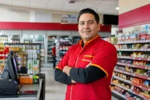 Gerente de OXXO en México revisando operaciones y salarios del sector retail