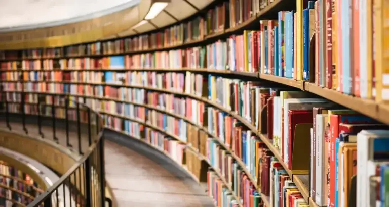 Libros físicos y lectores jóvenes relacionados con el crecimiento del mercado editorial y BookTok