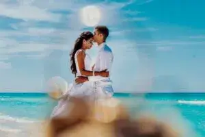 Bodas de verano con vestido ligero y maquillaje duradero en celebración elegante de 2026